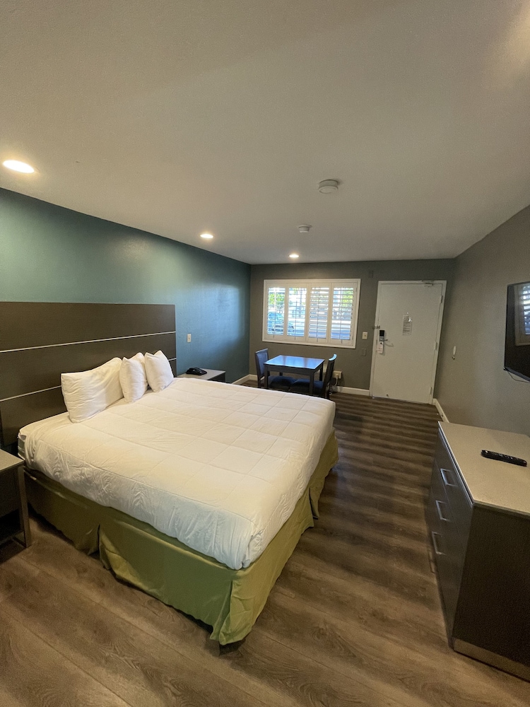 Hotel Milagro (ex Highway Inn Chula Vista) 8/25
