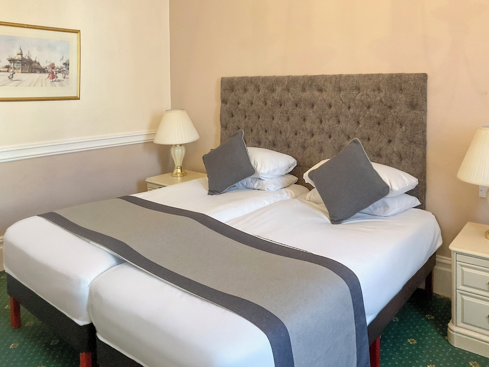 ROOM, TWIN BEDS