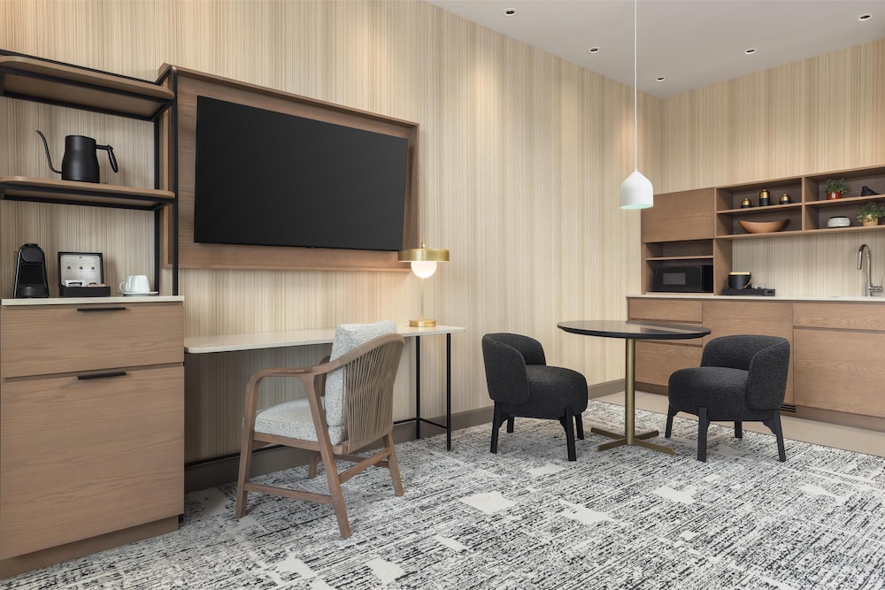 جناح جونيور بسرير كينج مع أريكة، Hotel Railwayparc Montreal, Tapestry Collection by Hilton 5/5