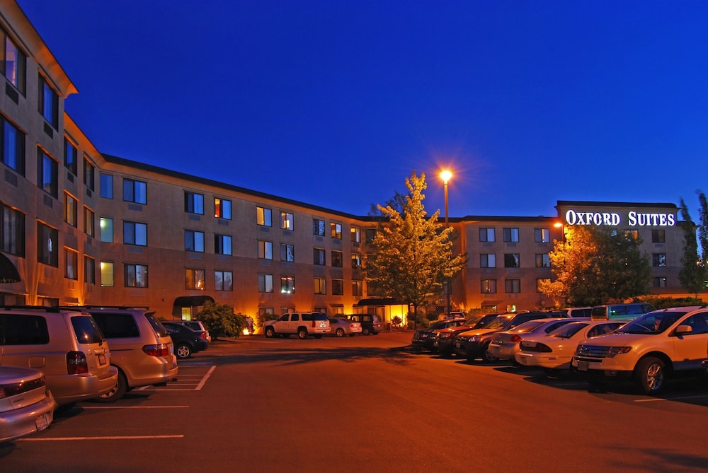 Oxford Suites Portland - Jantzen Beach 49/53