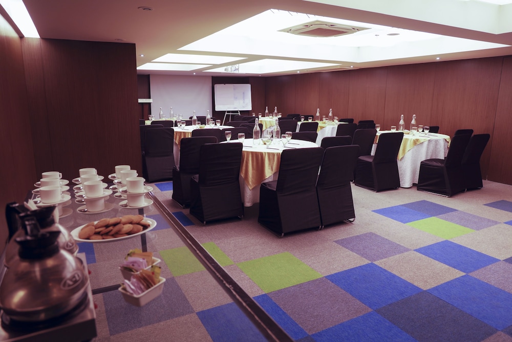 Royal Orchid Golden Suites Pune 35/52