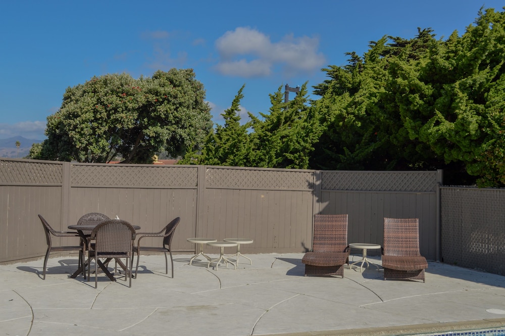 Sea Breeze Inn 59/64
