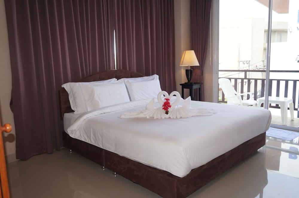 Kata Beachwalk Hotel And Bungalows 42/74