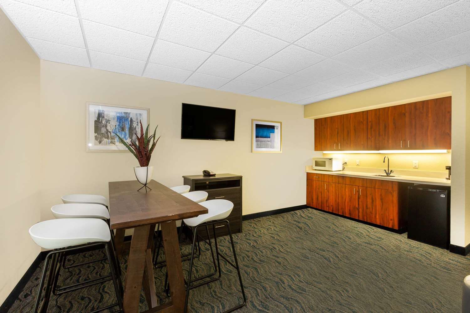 Baymont By Wyndham Des Moines Airport 33/56