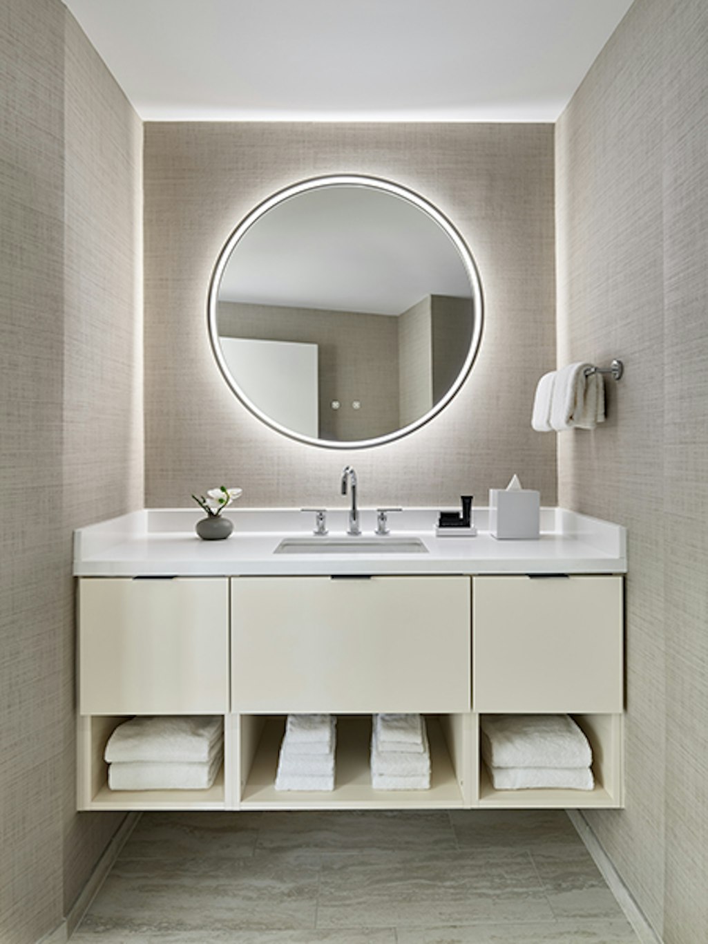 استوديو بسرير كوين بشرفة، One Washington Circle DC, Tapestry Collection by Hilton 2/2
