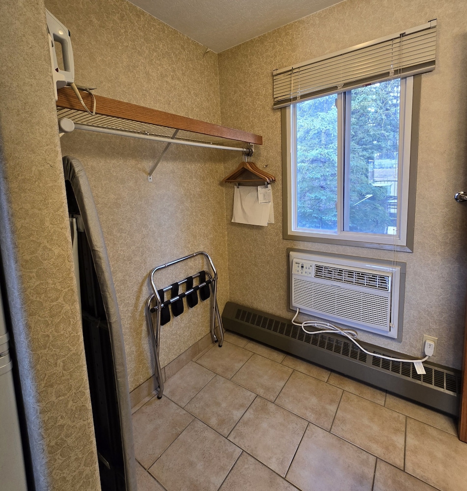 Lakeview Inn And Suites Hinton 22/41