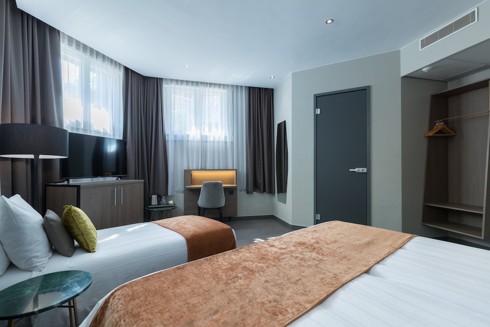 Cozy, Semi Basement, Double Bed, with Extra Bed