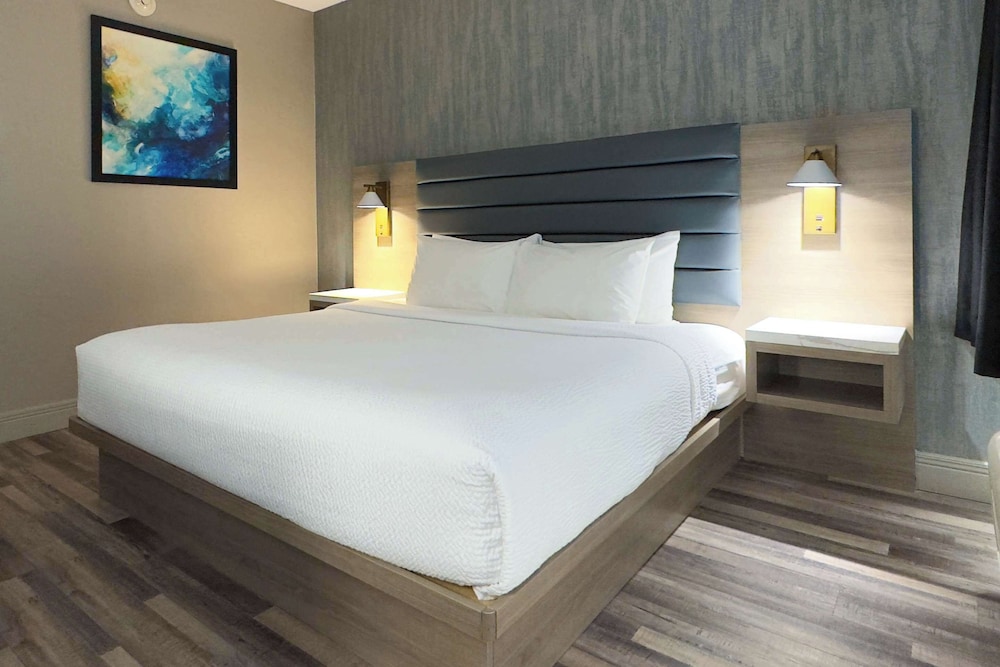 غرفة بسرير كينج بإطلالة على المسبح، Radisson Hotel Montreal Airport 2/4
