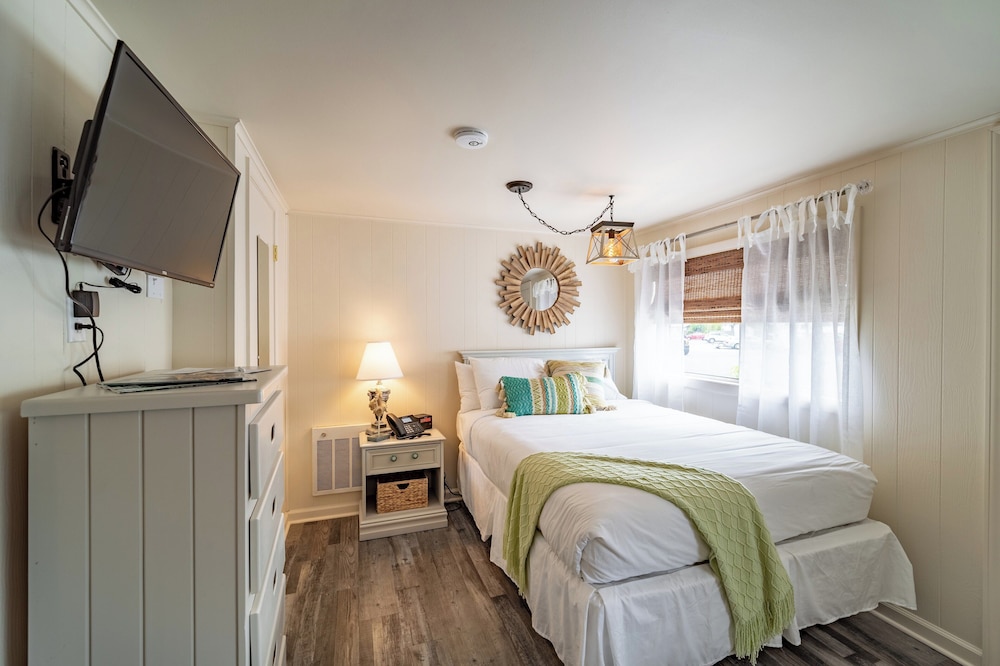 Efficiency, Cottage, Queen Bed, Sofa