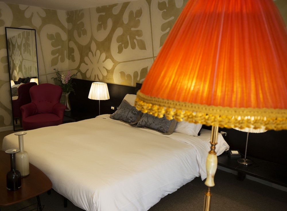 GARDEN, JUNIOR SUITE, DELUXE, QUEEN BED, PRIVATE GARDEN, SOFA, GARDEN AREA