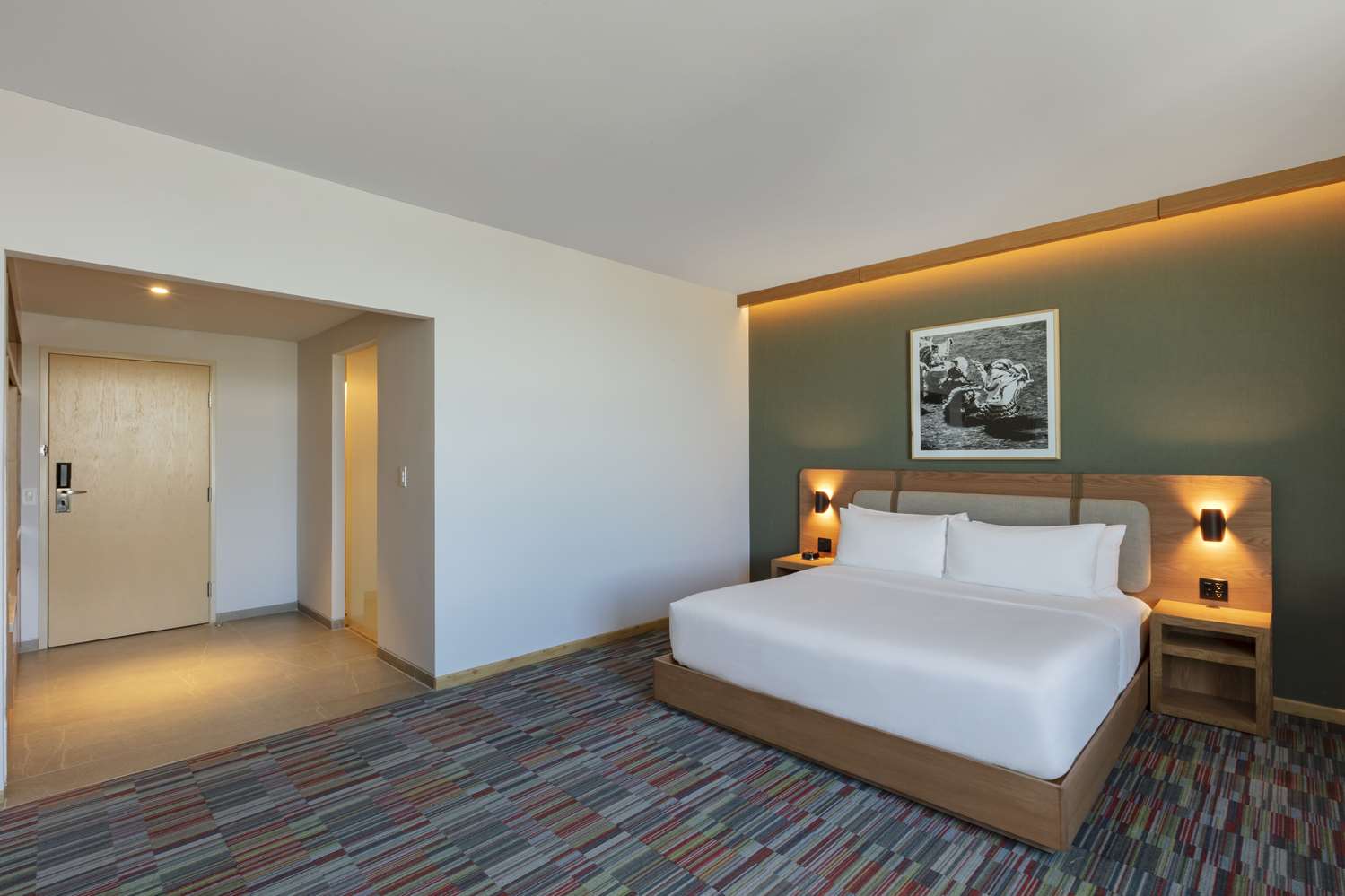 Junior Suite, King Bed, Airport View