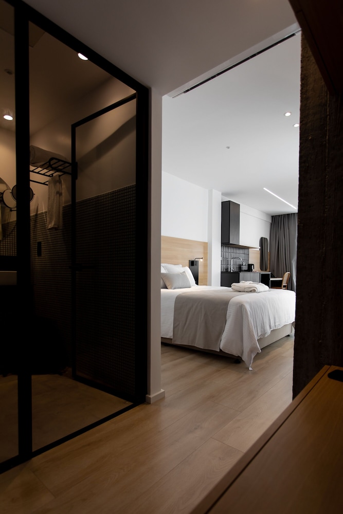 DELUXE, SUITE, QUEEN BED, BALCONY