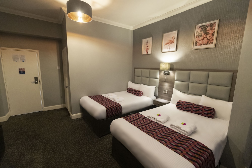 ROOM, QUADRUPLE