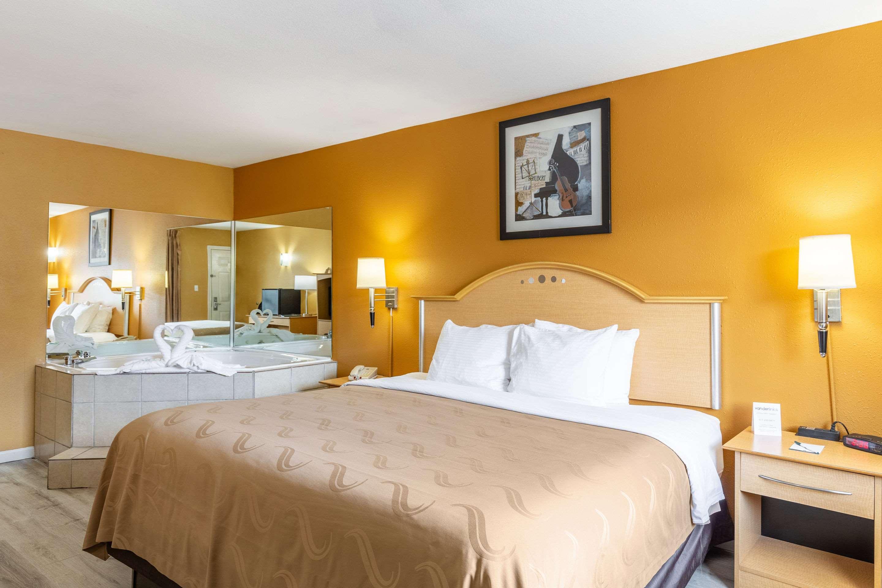 ROOM, KING BED