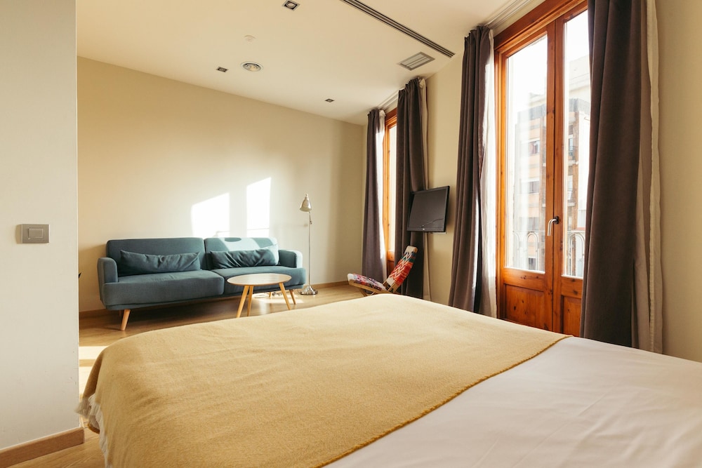 2 BEDROOMS, BUSINESS, APARTMENT, CITY VIEW, BALCONY