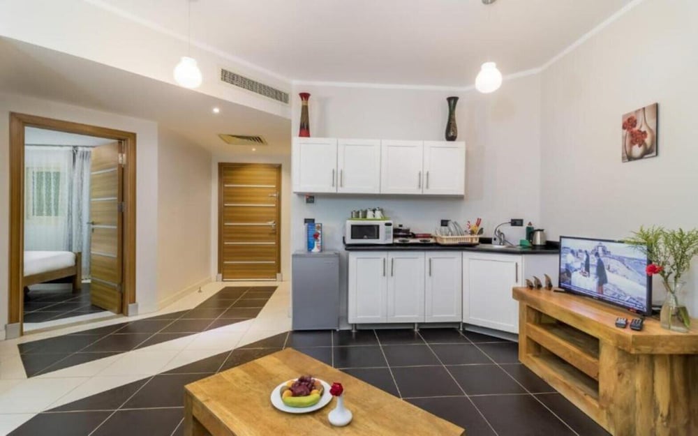 Royal Beach Serviced Apartments 25/75