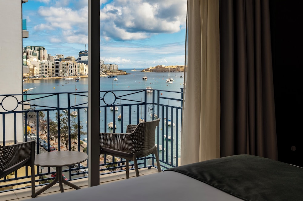 THE WATERFRONT HOTEL 58/68