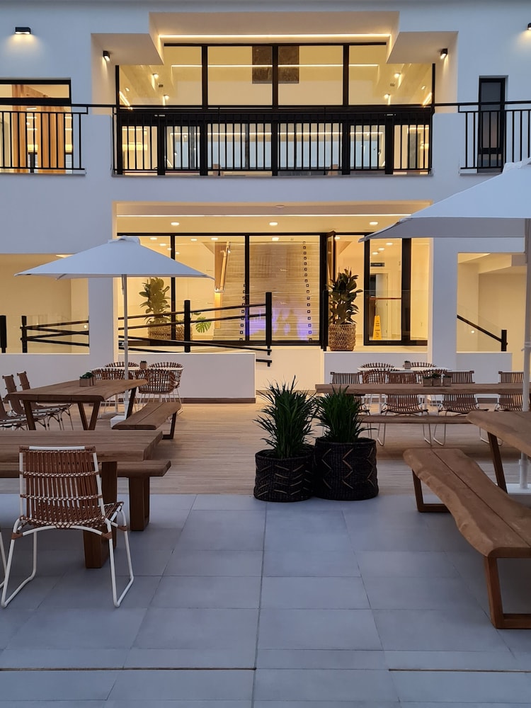 Broncemar Beach Suites Hotel 33/51