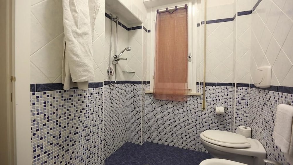 ROOM, DOUBLE BED