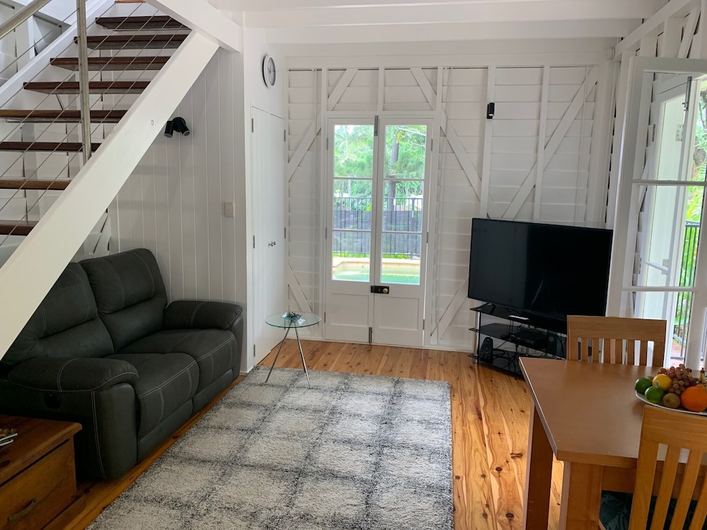 Port Douglas Cottage and Lodge 18/35