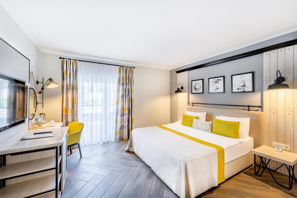 1 BEDROOM, SUPERIOR