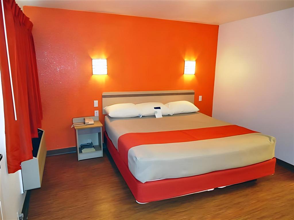 1 Queen Bed Mobil Acc RI Shwr Smk Micfridg