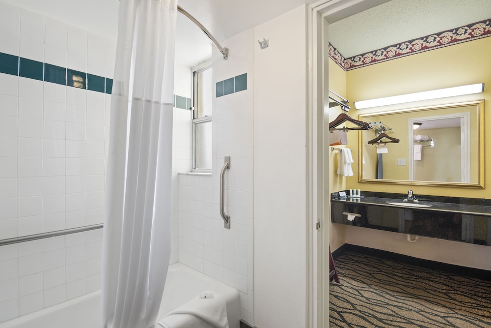 Quality Inn Tampa Airport - Cruise Port 32/69