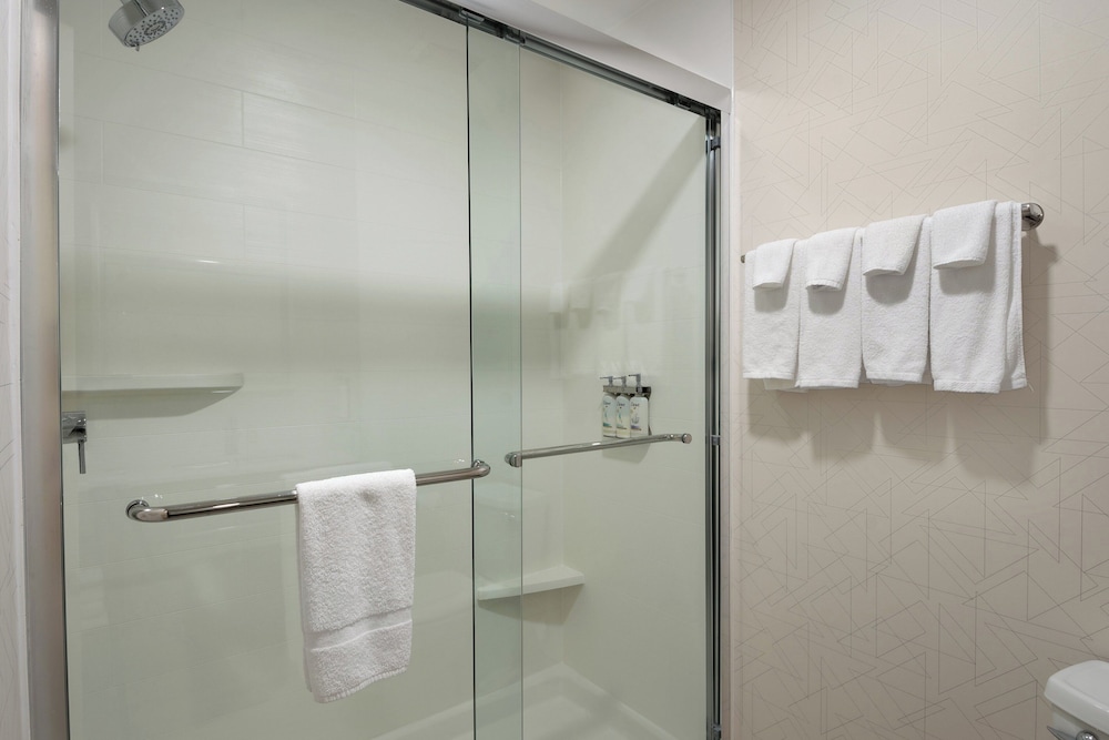 جناح بسرير كينج بغرفة نوم واحدة مع أريكة، Holiday Inn Express Richmond by IHG 6/6