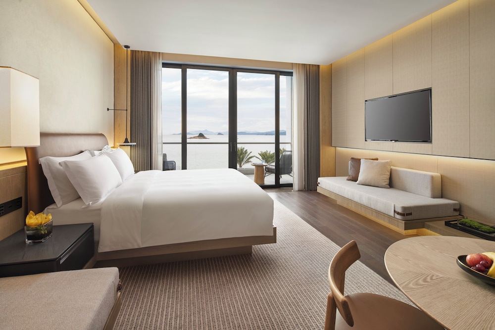 Classic, King Bed, Ocean View, Club Lounge Access, High Floor