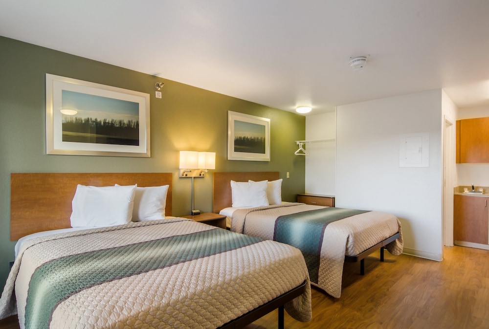 STUDIO, 2 QUEEN BEDS