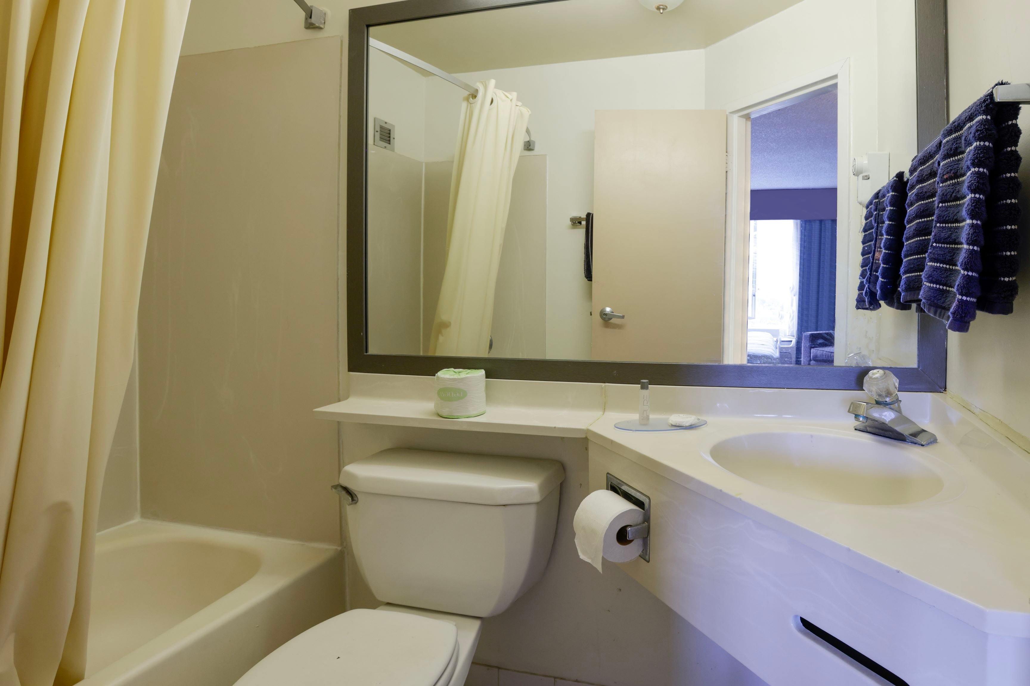 Copley Inn & Suites By OYO Akron OH 71/74