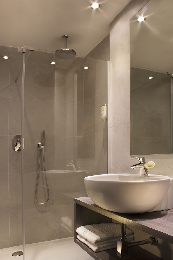 غرفة كومفورت بسرير مزدوج أو سريرين منفصلين بإطلالة على البحيرة بشرفة، Hotel Desiree 7/8