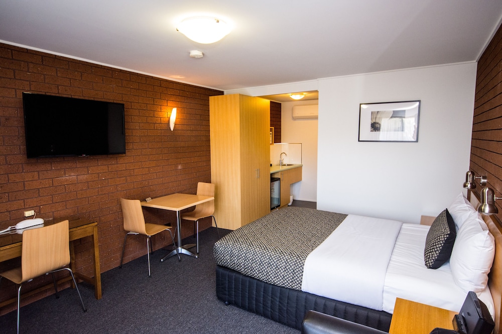 HAMILTON LONSDALE MOTEL 12/58