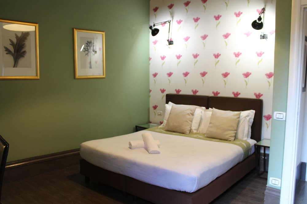 ROOM, DOUBLE OR TWIN BED