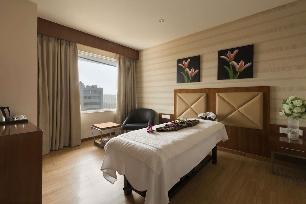 Ramada by Wyndham Ahmedabad 23/46