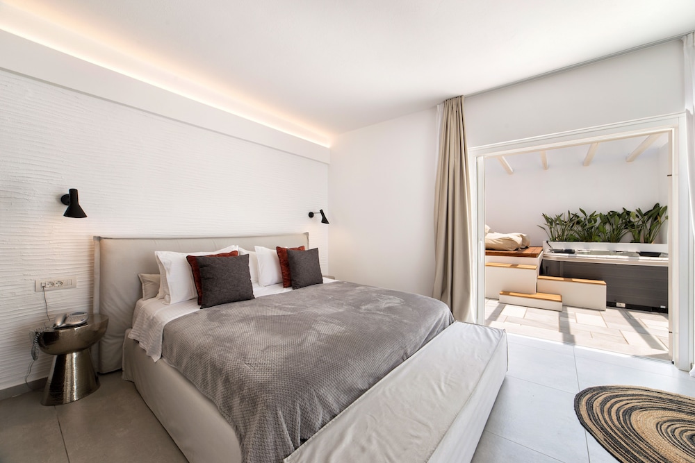 EXECUTIVE, SUITE, SEA VIEW, OUTDOOR JETTED TUB