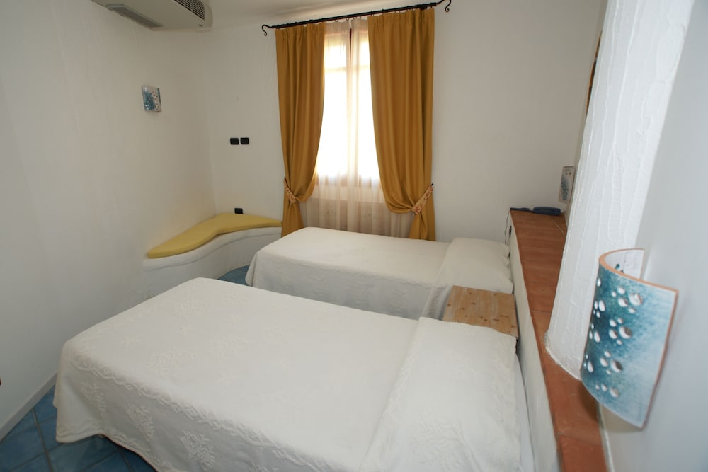 Hotel Resort And Spa Baia Caddinas 12/50