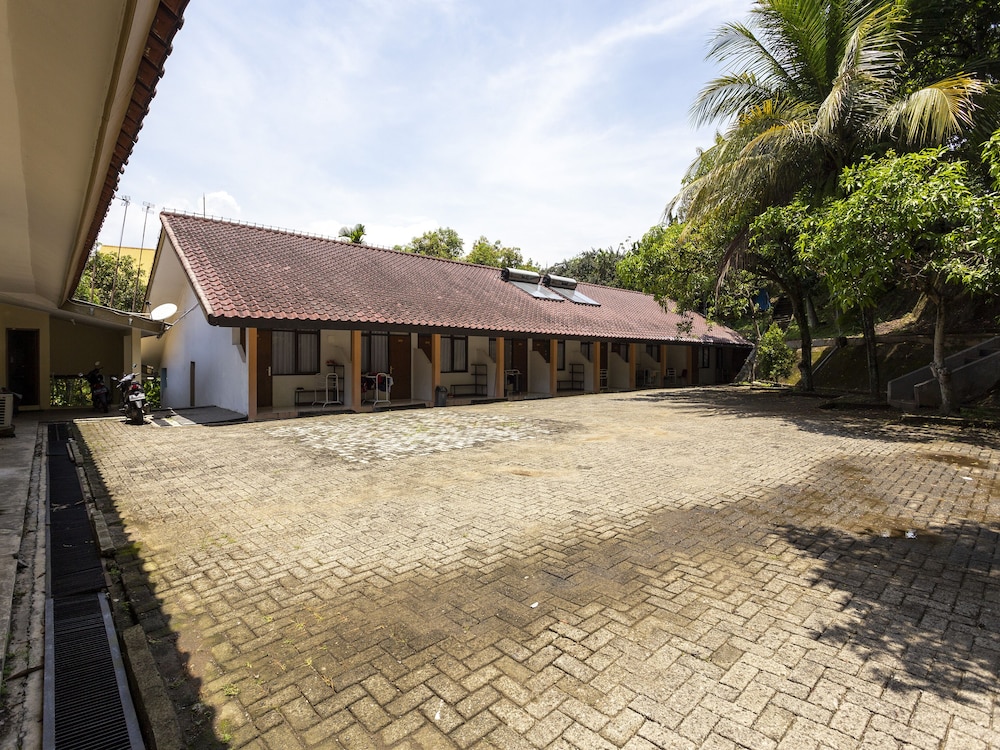 OYO 883 Pavo Resort 3/43