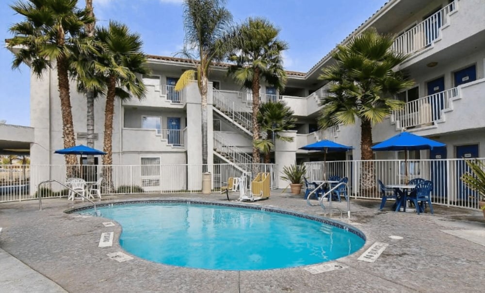 Motel6 Ventura, CA - South 52/61
