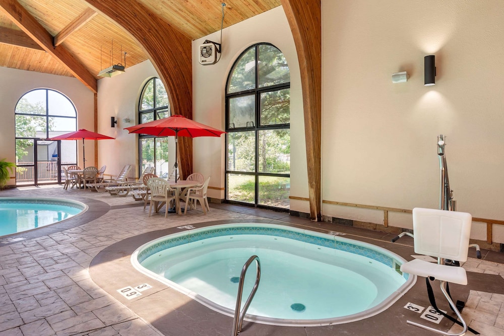 Comfort Inn at Thousand Hills 24/39