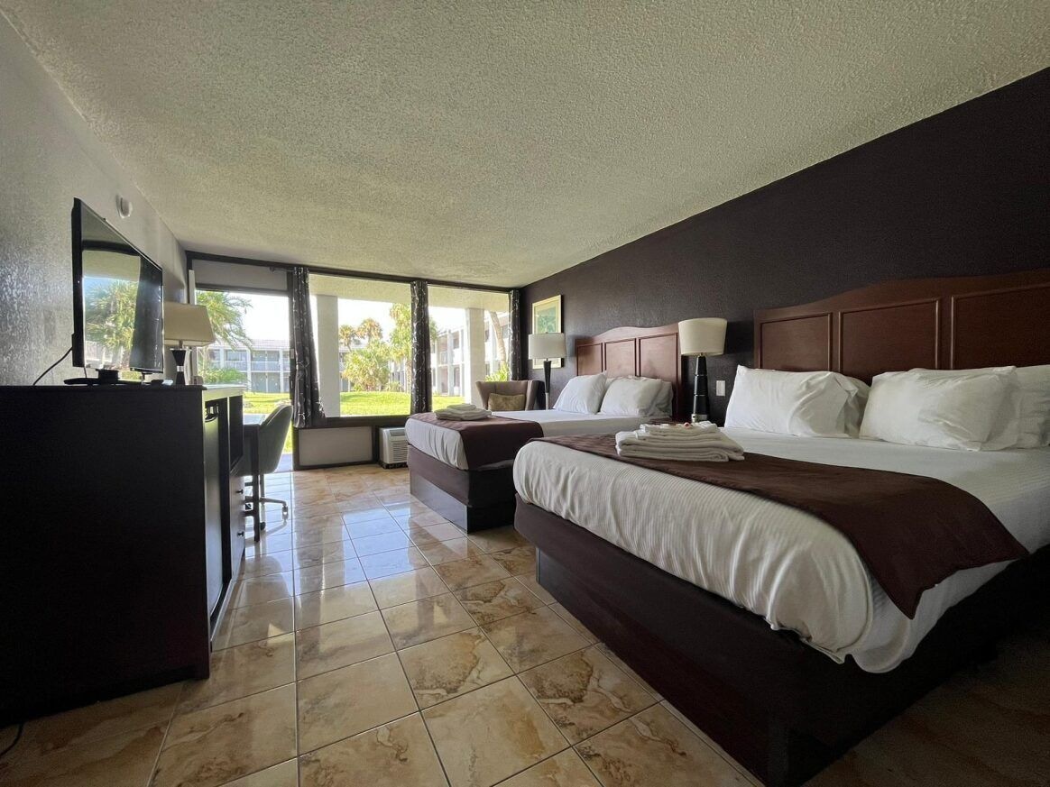 ROOM, DOUBLE BED