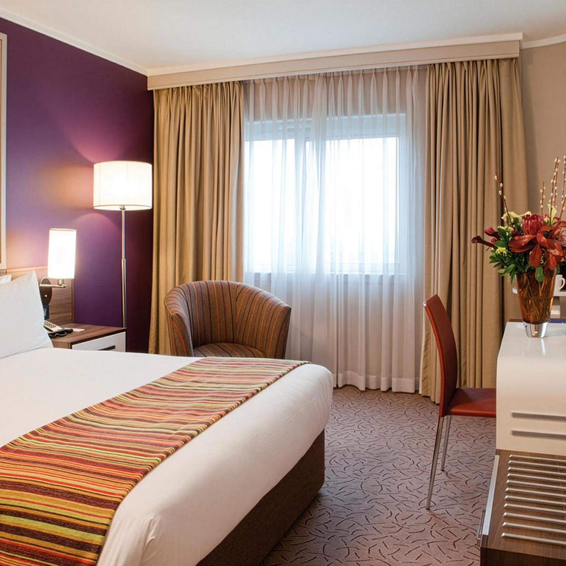 غرفة قياسية بسرير كوين للمدخنين، Garden Court Sandton City 4/10