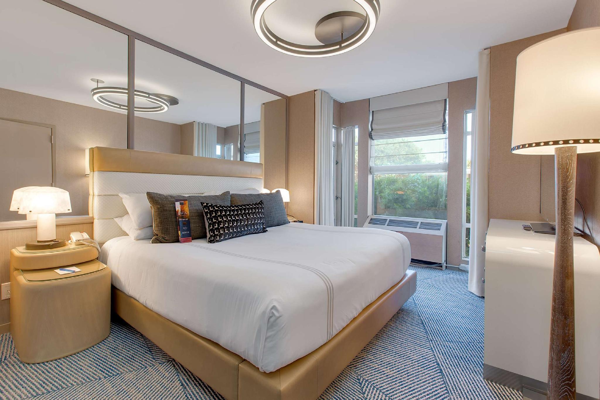 1 Bedroom, Suite, King Bed, Corner
