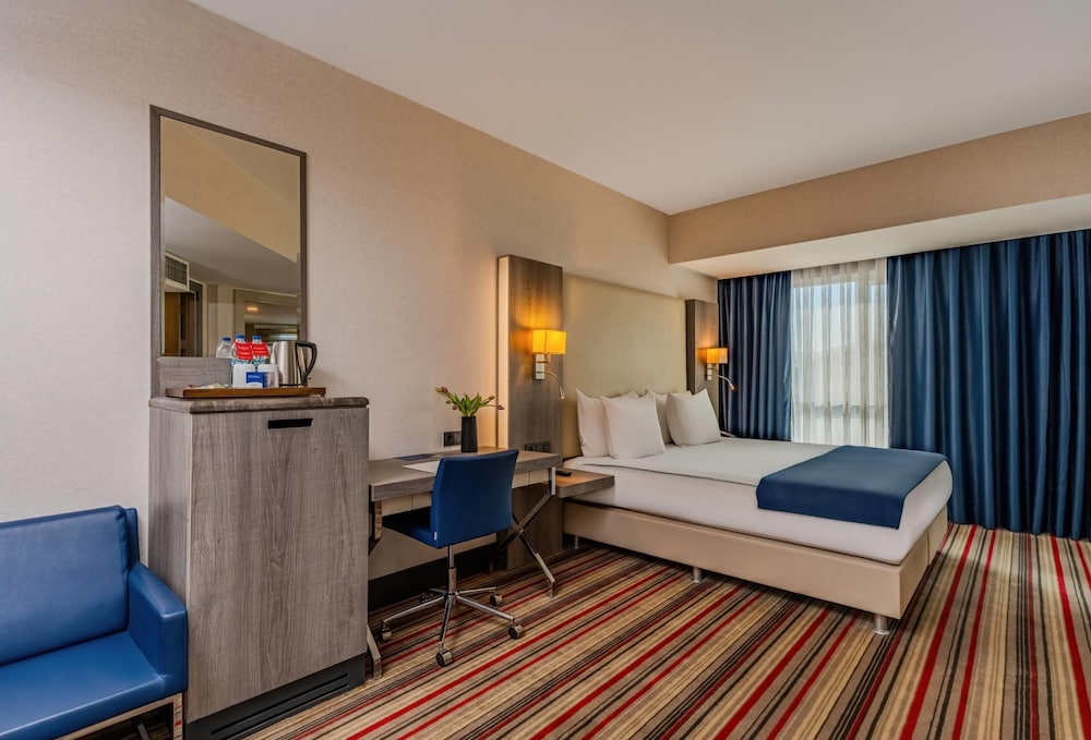 SUITE, KING BED