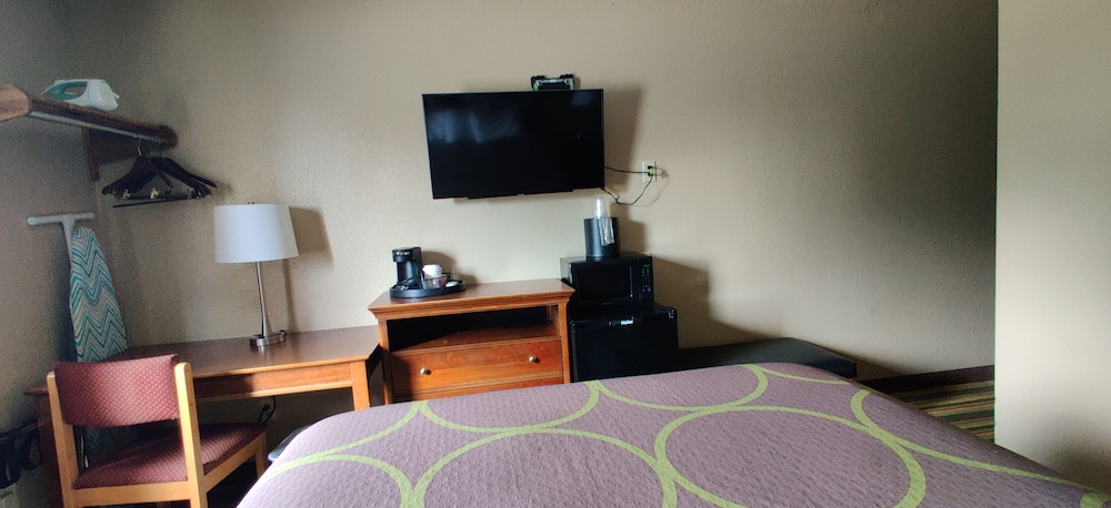 Super 8 By Wyndham Champaign 24/52