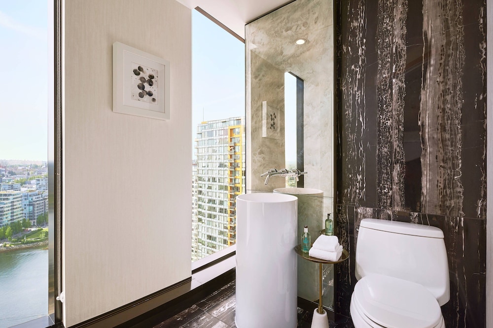 JW MARRIOTT PARQ VANCOUVER 10/52