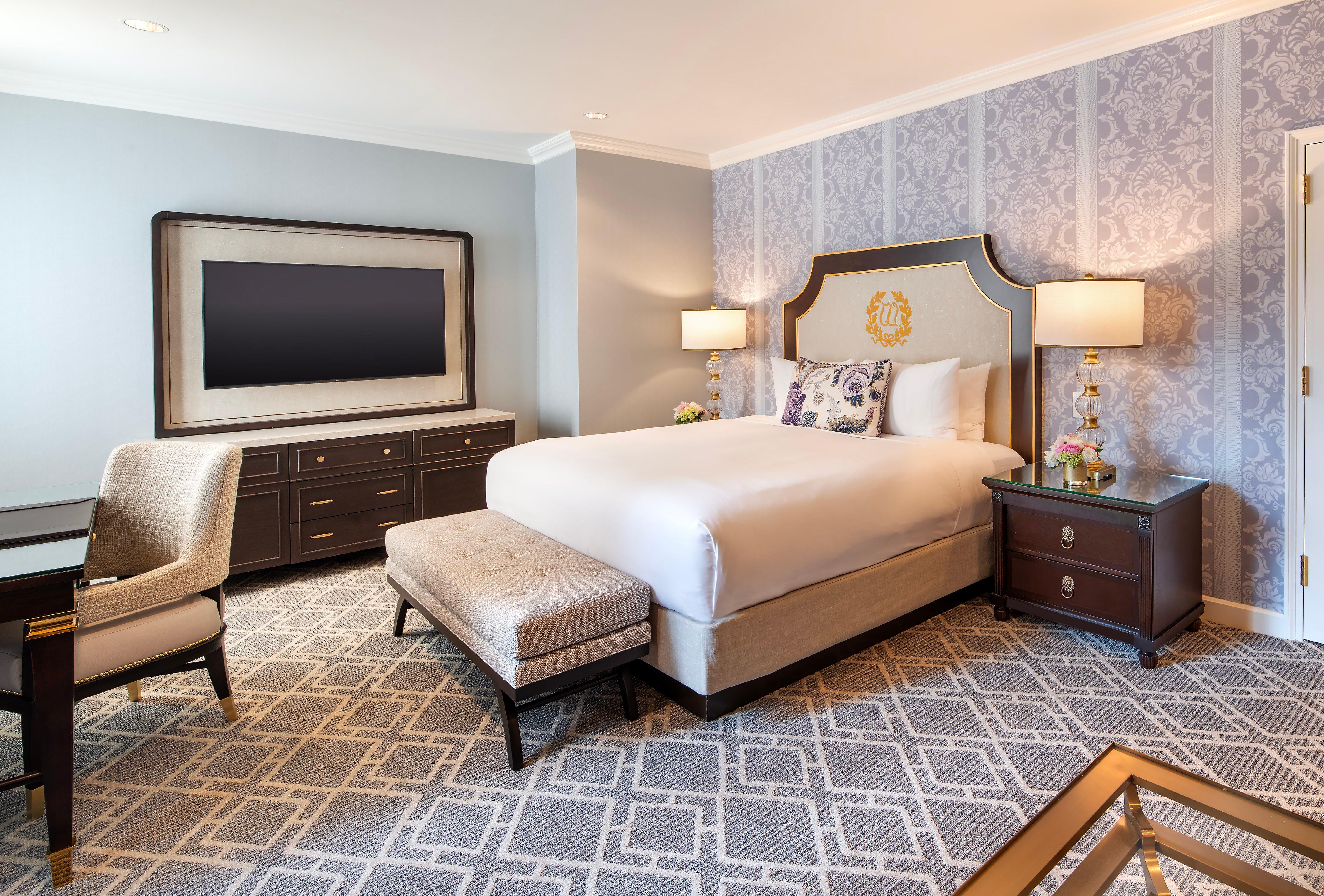 Junior Suite, King Bed, Statue View