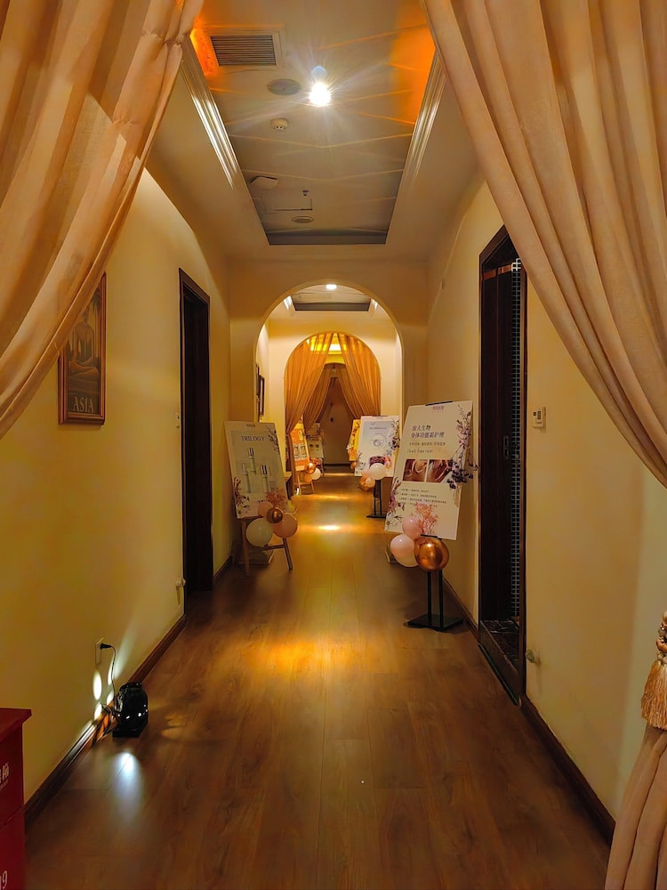 Jinglai Hotel (Shanghai Bund East Nanjing Road Pedestrian Street) 25/50