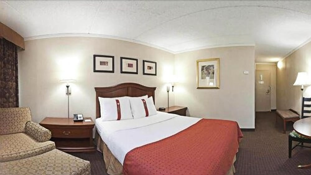 Days Inn by Wyndham Warren 11/26