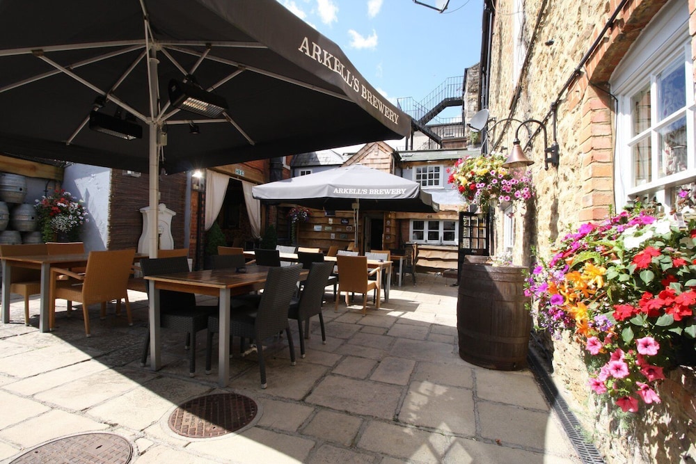 The Saracens Head Hotel 24/37